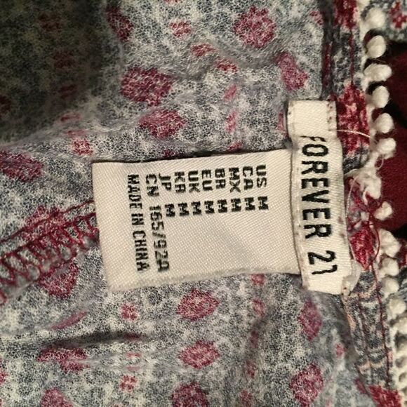 Open shoulder, low back, paisley top. - Picture 5 of 6